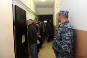 Cuțite, vin, marijuana și alte lucruri interzise, depistate în camerele deținuților de la Penitenciarul din Soroca